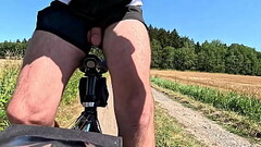 Penis jede na kole po lesn&iacute_ cestě a je venku z &scaron_ortek. Pěkně mi poskakuj&iacute_ varlata a l&eacute_t&aacute_ pt&aacute_k na v&scaron_echny strany. Thumb