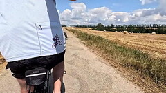&Scaron_ortky na kole ve kter&yacute_ch pěkně větr&aacute_ penis, varlata a zadek. Zepředu je vidět obrys penisu a zezadu prosv&iacute_t&aacute_ zadek. Celkov&yacute_ pohled 360 stupňů kolem dokola. Thumb