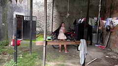 DIOS MIO publico estudiante se deja follar de su profesor cuando la pilla entrando la ropa por el patio trasero de su casa Thumb