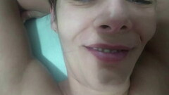 Garoto novinho perdendo a virgindade com minha esposa,ele encheu a buceta dela de porra Thumb