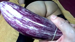 Figa e culo pieni e spalancati con cetriolo e melanzana Thumb