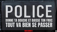 Tu n'_aurais pas du te mettre a bander pendant que ce policier fouiller ton Boxer Thumb