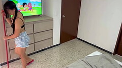 Me pongo bien cachondo al ver a mi hermanastra limpiar mi cuarto, me pide a cambio de limpiar sexo duro. H.L. Thumb