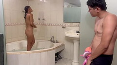 me masturbo viendo a mi hermanastra ba&ntilde_arse y luego me la follo duro hasta correrme en su boca. H.L. Thumb