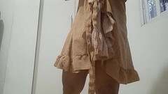 Hijastra limpia su casa, para la llegada del padrastro bandida ense&ntilde_a su co&ntilde_o y sus tetas mientras limpia. Thumb