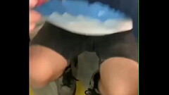 Joven esperaba a su amigo en las escaleras de su residencia cuando es visto por un vecino de su amigo, este varias veces l... Thumb