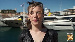 Martina, 27ans, essaye le gode-ceinture Thumb