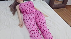 Mi Hermosa Hijastra Descansando se ve Deliciosa en su Pijama Rosa Thumb