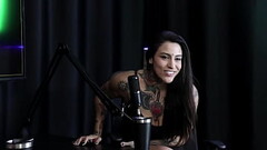 Gostosa demonstra seu gemido depois de dizer que se n&atilde_o souber usar o pau, que saiba usar a l&iacute_ngua e os dedos, e quando foi pra Londres... - Lexi Mallet (SHEER/RED) Thumb