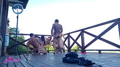V&iacute_deo vazado de estudantes no deck dos dormit&oacute_rios fazendo estudantes - s&oacute_ as gostosas dando a buceta ***completo no red e no sheer*** Thumb